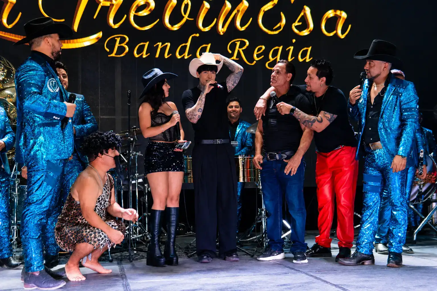 Cry conviviendo con La Treviñosa Banda Regia durante el evento en vivo