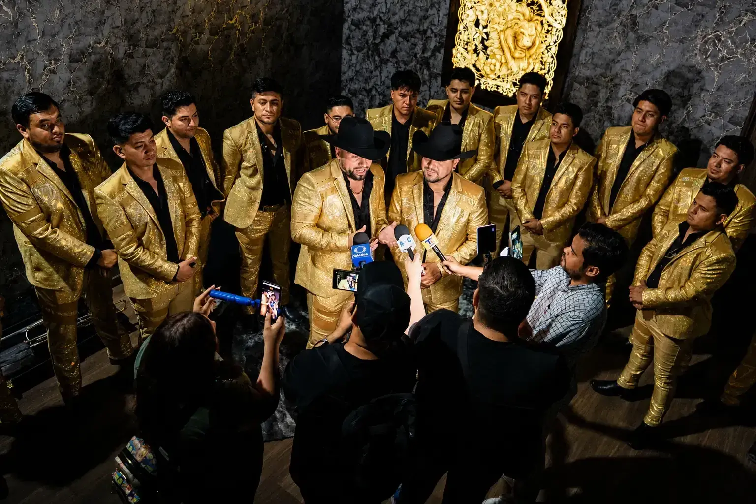 Yeri Mua junto a La Treviñosa Banda Regia durante la transmisión en vivo