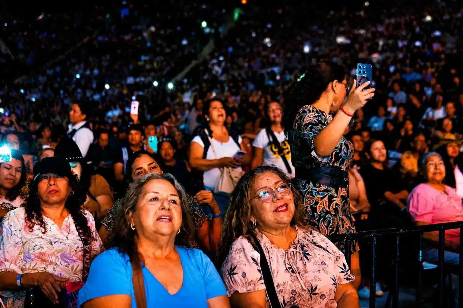 Asistentes disfrutando la presentación de La Treviñosa durante A Toda Madre en Arena Monterrey