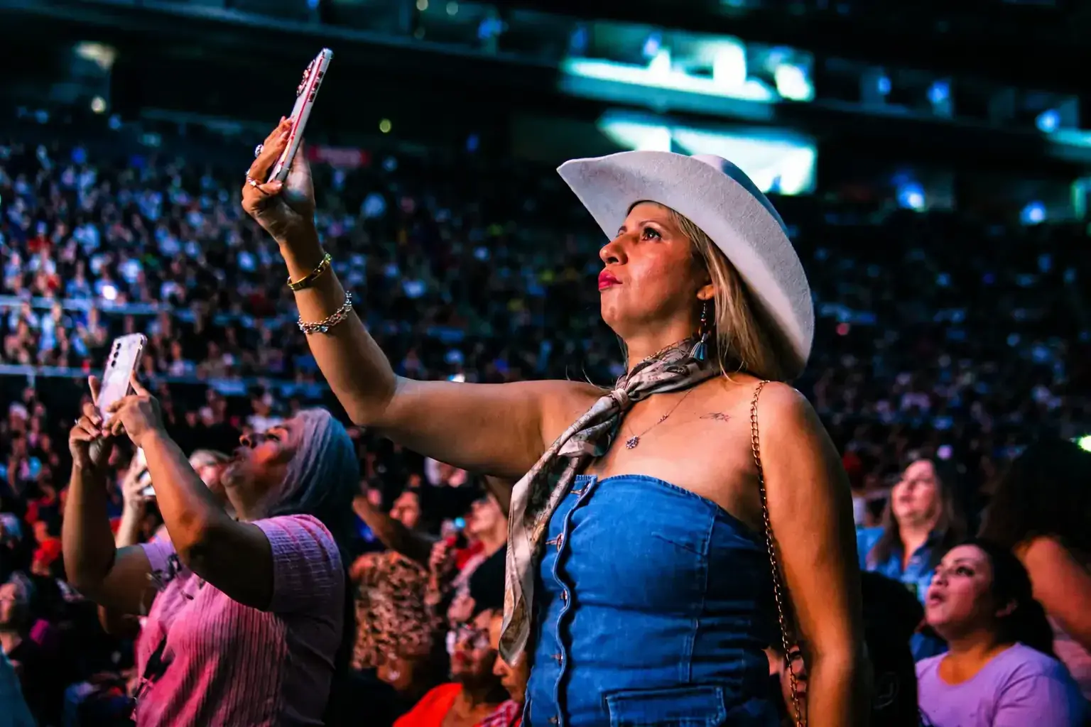Público grabando y disfrutando el ambiente durante A Toda Madre en Arena Monterrey