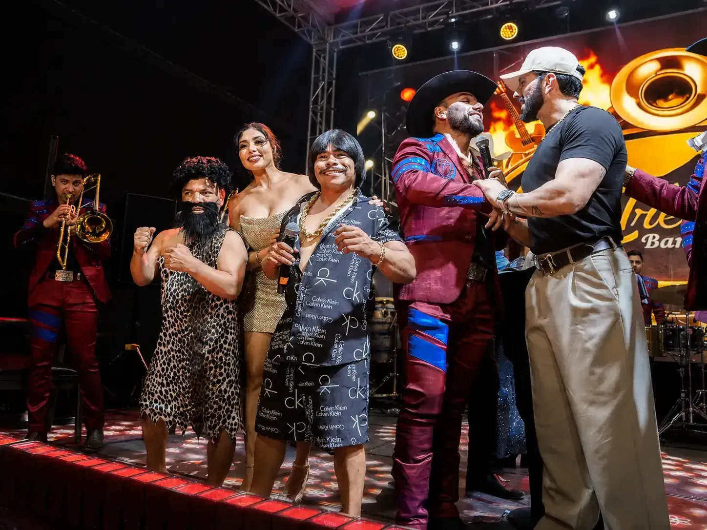 Mamá festejada conviviendo con La Treviñosa durante la serenata