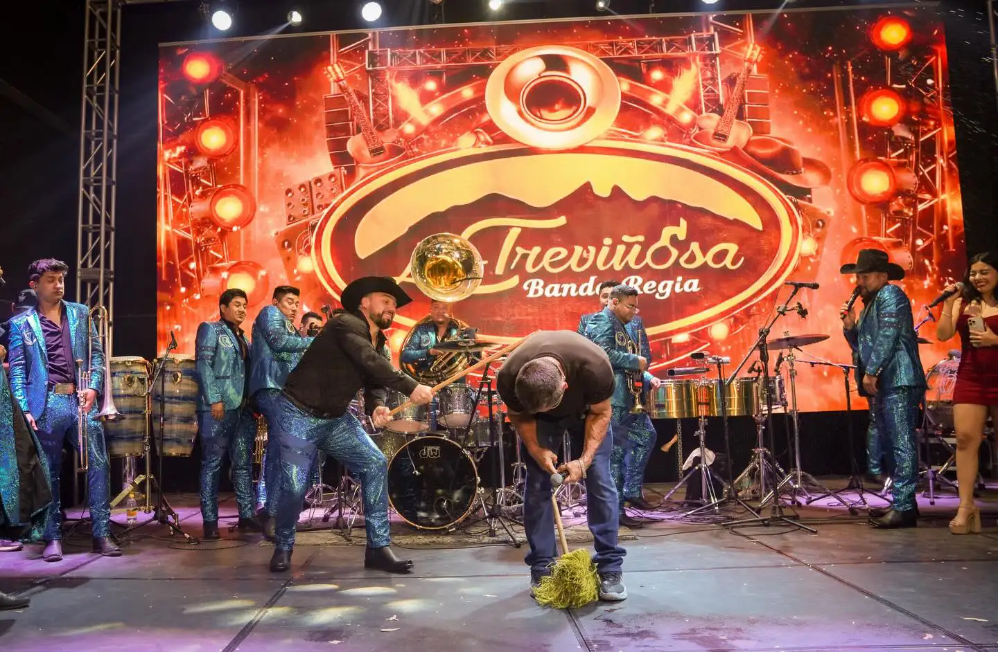 Konan Big participando en uno de los retos y bromas del programa junto a La Treviñosa