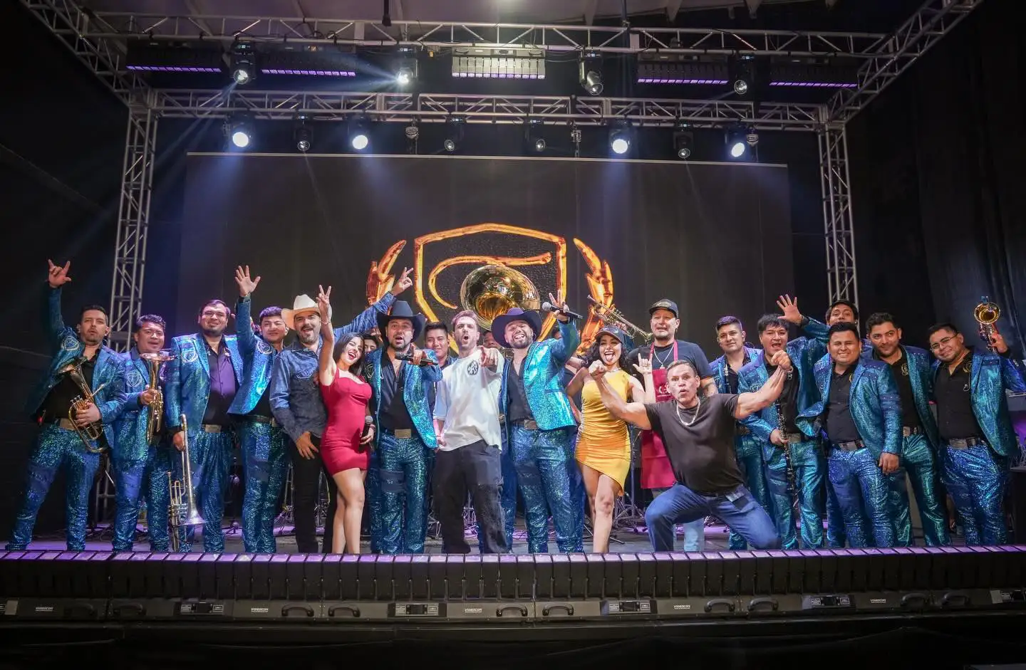 Foto grupal de La Treviñosa con Nicola Porcella, Valeria García, invitados y equipo al cierre del programa