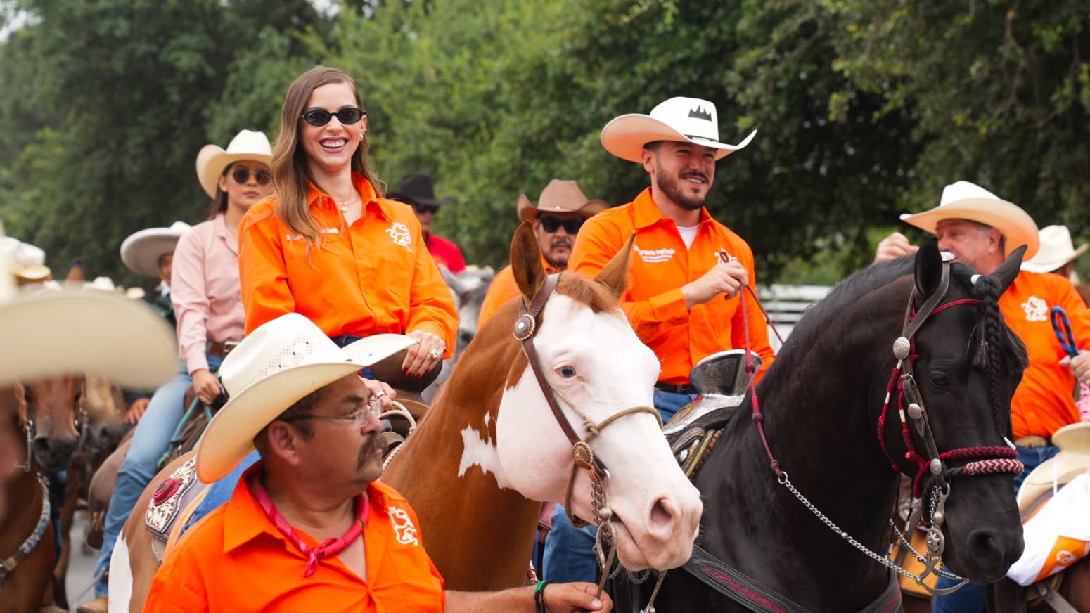 Cabalgantes avanzando por Monterrey durante la Mega Cabalgata Norteña 2026