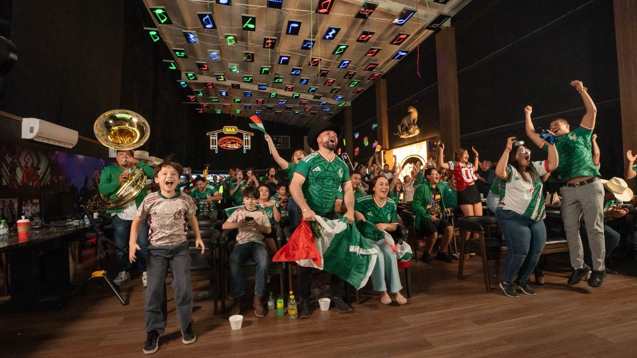 México se despide del Mundial, pero la pasión sigue sonando en La Treviñosa