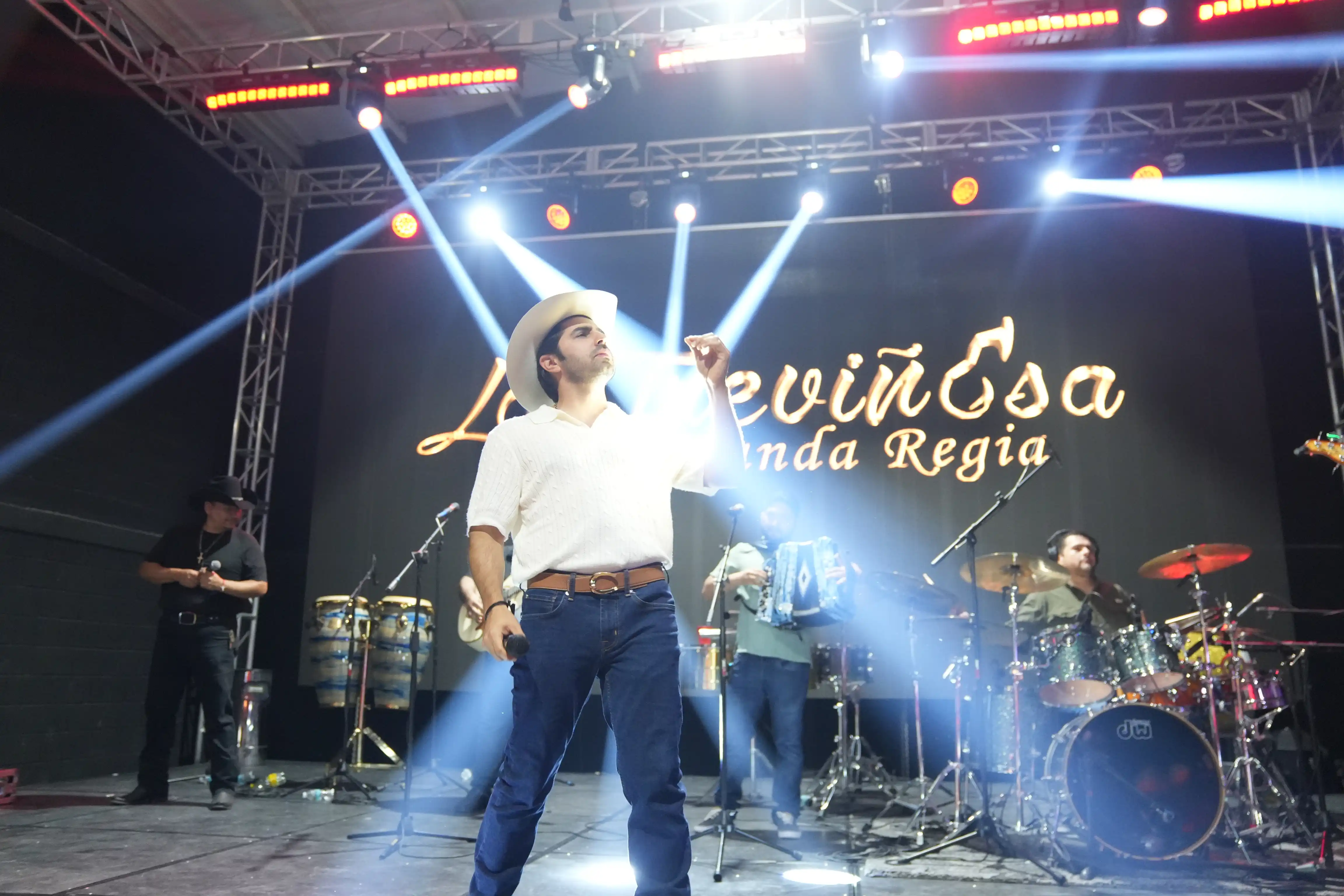 Larry Hernández, Joss Favela y El Abelito arman una noche inolvidable con La Treviñosa